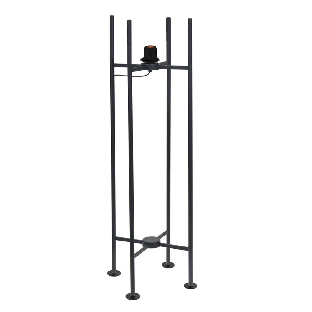 Zwarte metalen lampenstandaard in industriële stijl, geschikt voor een staande vloerlamp, weergegeven in een volledig frontaal aanzicht tegen een witte achtergrond.