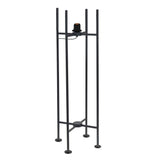 Zwarte metalen lampenstandaard in industriële stijl, geschikt voor een staande vloerlamp, weergegeven in een volledig frontaal aanzicht tegen een witte achtergrond.