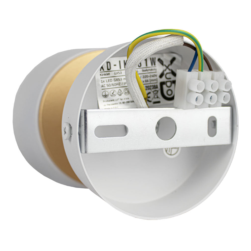 Achteraanzicht van een witte wandlamp met metalen montagebeugel en elektrische bedrading, geschikt voor een LED GX53 lichtbron.