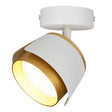 Moderne witte en gouden plafondspot met draaibare lampkop, schuin vooraanzicht.