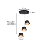 Zwarte moderne hanglamp met drie verstelbare lampenkappen, elk 10 cm breed, bevestigd aan een ronde plafondplaat van 25 cm diameter; vooraanzicht met afmetingen in beeld.