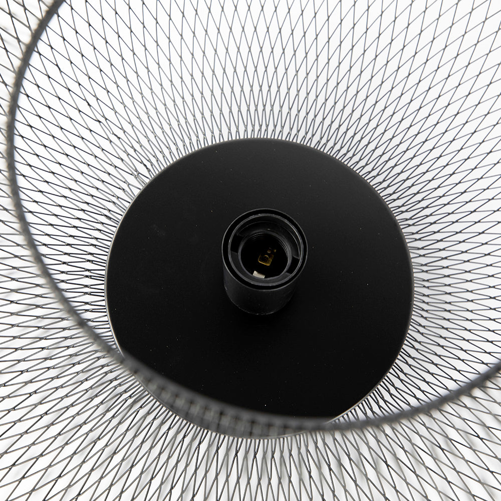 Bovenaanzicht van een moderne zwarte metalen draadlampenkap met E27 fitting, geschikt voor industriële of minimalistische interieurverlichting.