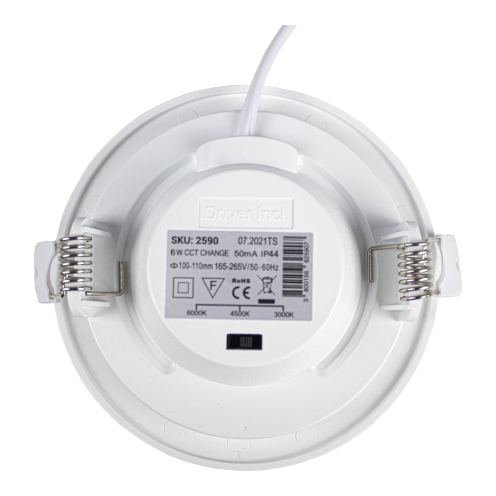 Achteraanzicht van een ronde LED inbouwspot met instelbare kleurtemperatuur (CCT), model SKU: 2590, inclusief ingebouwde driver, veerklemmen en technische specificaties op label.