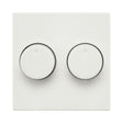 Vooraanzicht van een witte dubbele dimmerknop op een vierkante afdekplaat, geschikt voor wandmontage in een modern interieur.