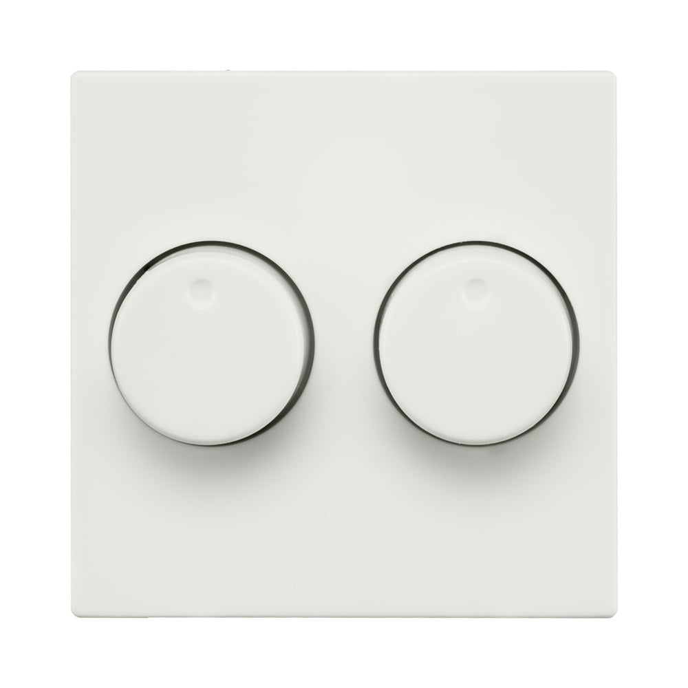 Vooraanzicht van een witte dubbele dimmerknop op een vierkante afdekplaat, geschikt voor wandmontage in een modern interieur.