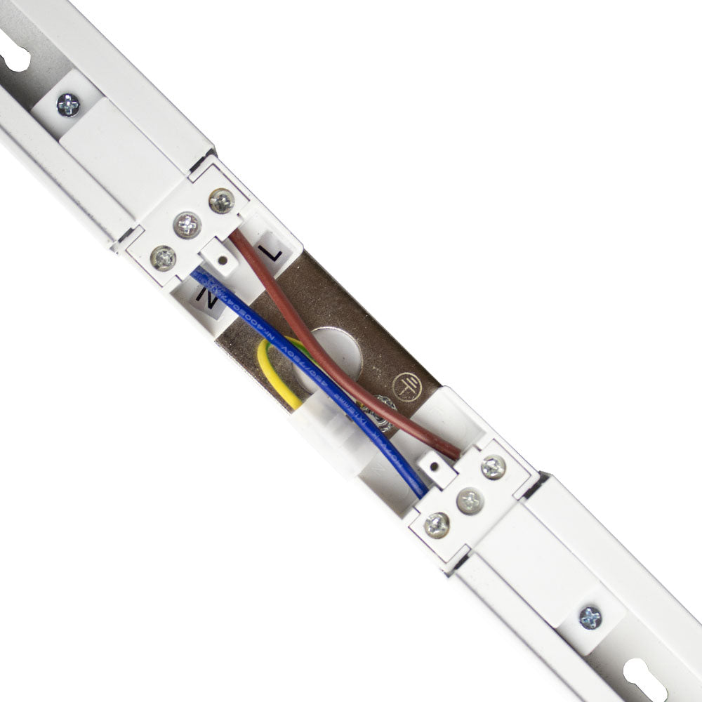 Close-up bovenaanzicht van een T5 verlichtingsarmatuur met zichtbare bedrading en elektrische aansluitpunten, geschikt voor fluorescentielampen.