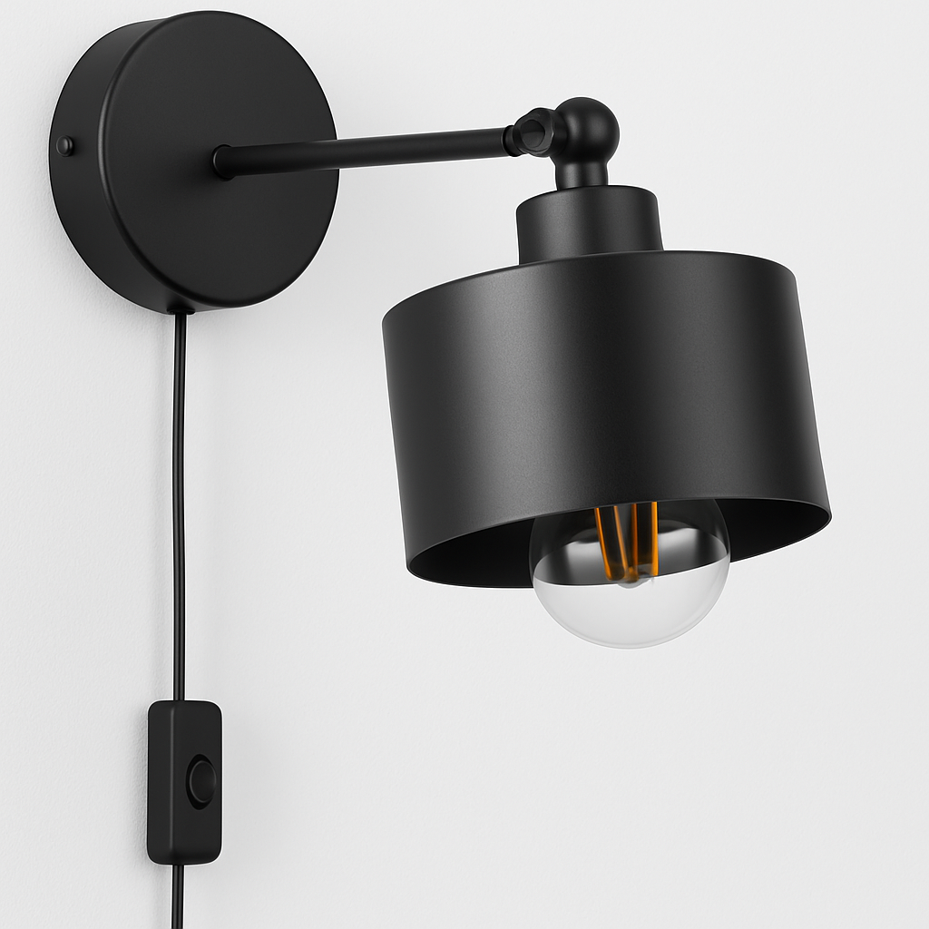 Zwarte industriële wandlamp met zichtbare fitting en ronde kap, zijaanzicht tegen een witte muur, voorzien van een aan-/uitschakelaar aan het snoer, ideaal voor moderne interieurs.
