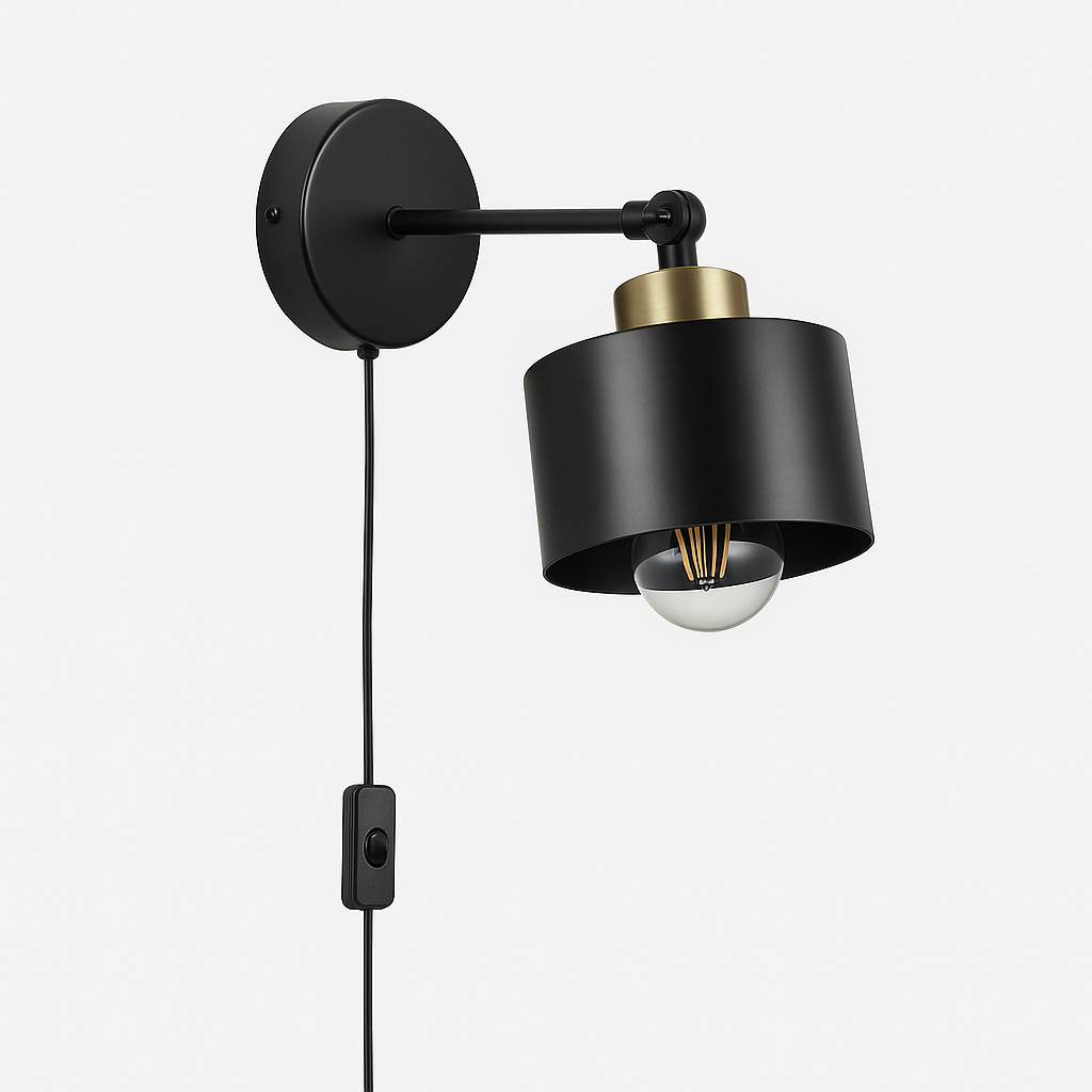 Zwarte industriële wandlamp met metalen kap, goudkleurige accenten en zichtbare filamentlamp, zijaanzicht tegen een witte achtergrond.