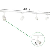 Witte railspot set van 200 cm met vier verstelbare cilindervormige LED spotjes, inclusief detailweergave van een enkele spot met afmetingen 13 cm hoog en 8,5 cm lang, frontaal zijaanzicht getoond.