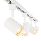 Wit moderne railverlichting spotlampen met cilinderdesign, gemonteerd op een plafondrail, schuin van onderen gefotografeerd voor een dynamisch perspectief.