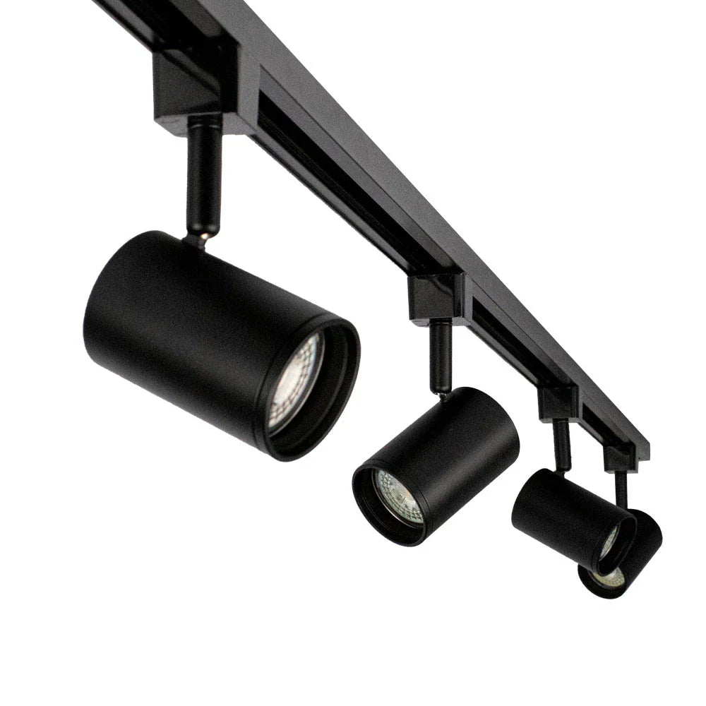 Zwarte moderne railverlichting met drie verstelbare cilindervormige spots, schuin van onderen gefotografeerd voor een dynamisch perspectief.