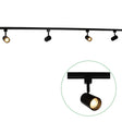 Zwart railverlichting systeem met vier verstelbare LED spots in moderne cilinder vorm, getoond in frontaal aanzicht met een detailweergave van een enkele brandende spot.