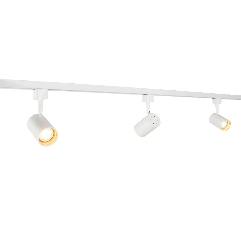 Wit 3-lichts railsysteem met verstelbare LED spots, moderne cilindervormige ontwerp, vooraanzicht op witte achtergrond.