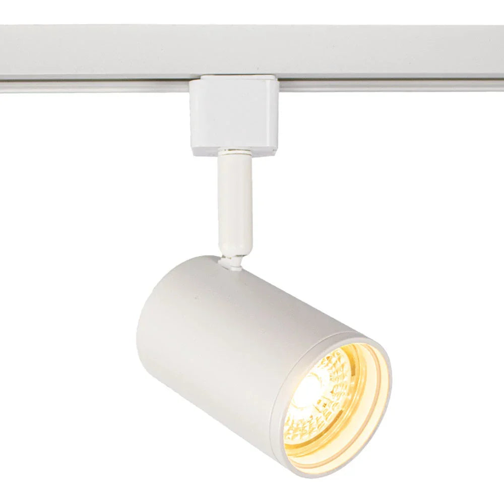 Witte cilinder LED railspot met warm wit licht, gemonteerd op een 3-fase railsysteem, schuin van voren gefotografeerd.