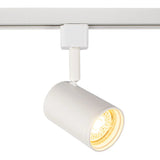 Witte cilinder LED railspot met warm wit licht, gemonteerd op een 3-fase railsysteem, schuin van voren gefotografeerd.