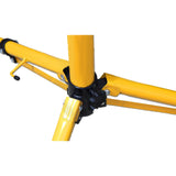 Detailaanzicht van de gele driepootstatief-verbinding met inklapbare poten en metalen verbindingsmechanisme.