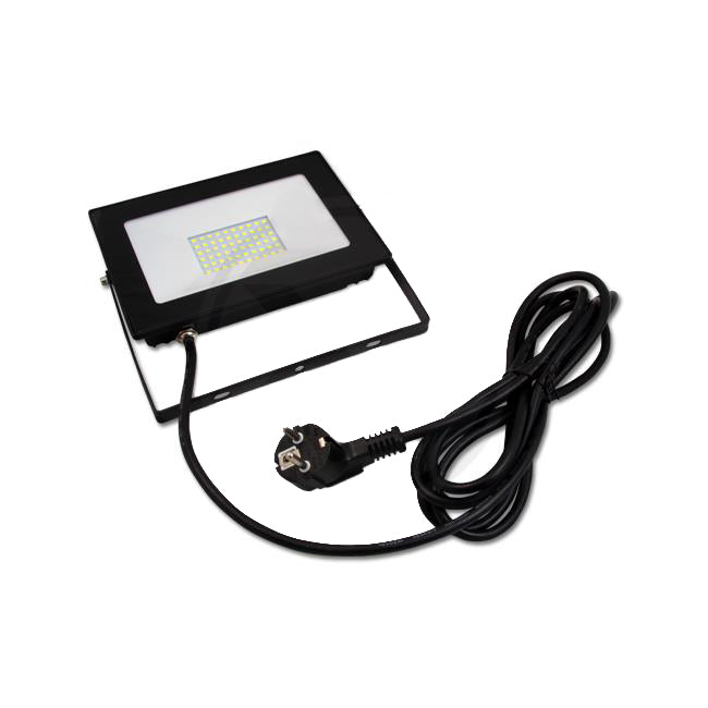 LED bouwlamp met stekker, zwart armatuur, vooraanzicht, inclusief lange stroomkabel en montagebeugel, geschikt voor buitengebruik.