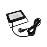 LED bouwlamp met stekker, zwart armatuur, vooraanzicht, inclusief lange stroomkabel en montagebeugel, geschikt voor buitengebruik.
