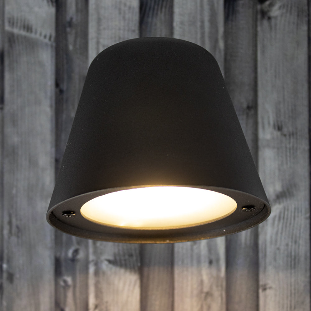 LED Buiten Wandlamp GU10 fitting IP43 Zwart - warm wit - vooraanzicht op zwarte schutting