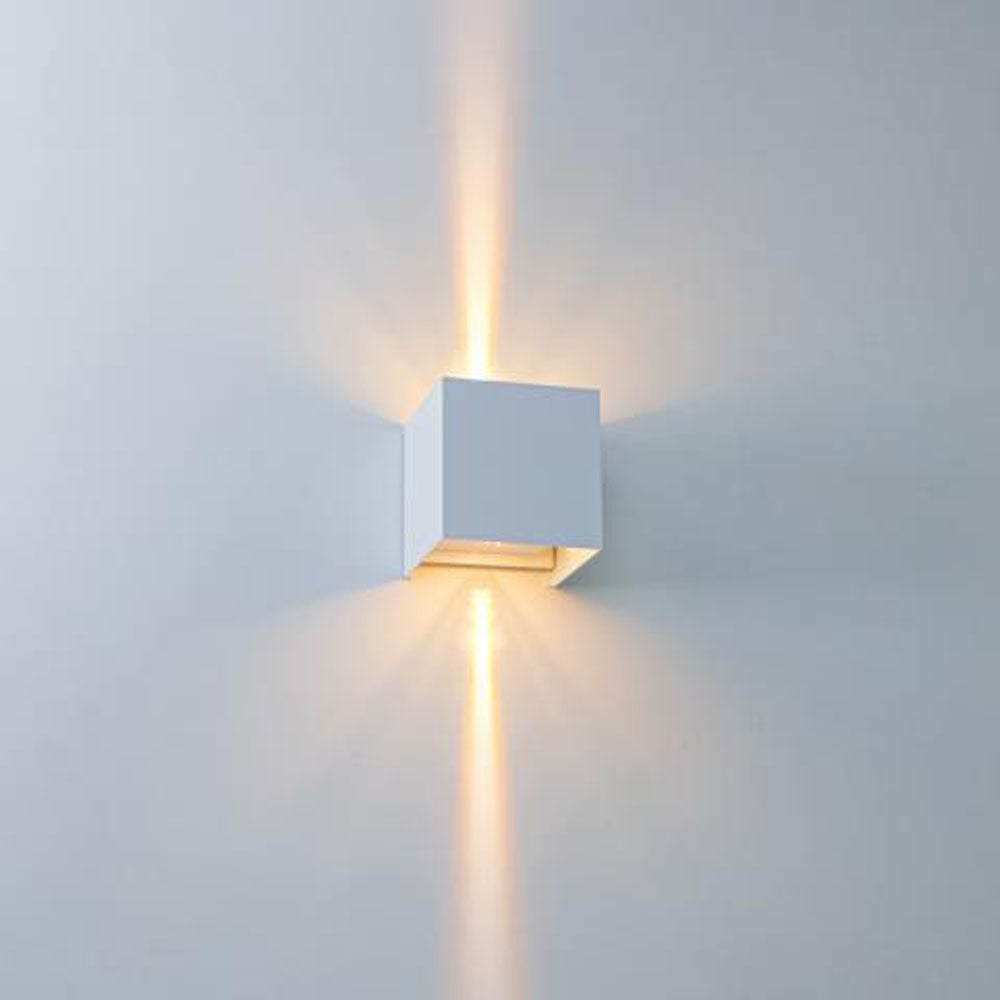 LED cube lamp buiten wit vierkant IP44 - aanfoto wandlamp kleine stralingshoek