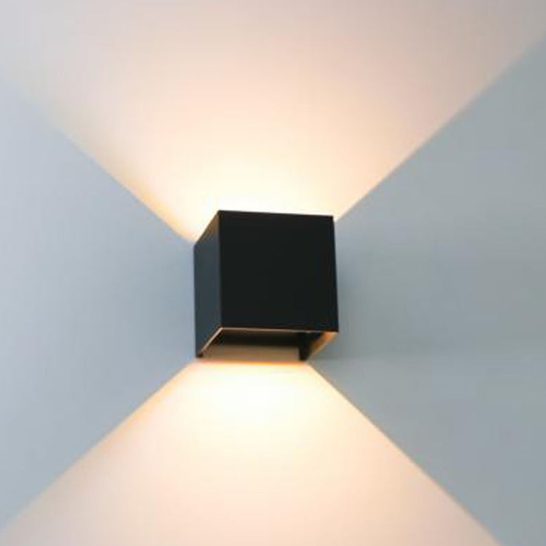 LED-Cube-Buiten-Wandlamp-zwart-geintegreerde-lamp-IP44-Sfeerfoto-brede-stralingshoek-aan