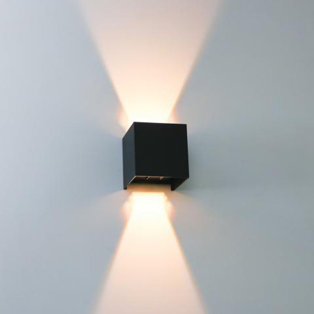 LED cube wandlampen zwart down and up IP44 - stralingshoek middel aan