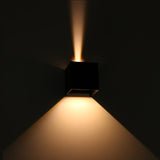 LED-Cube-Buiten-Wandlamp-zwart-geintegreerde-lamp-IP44-Sfeerfoto-smalle - stralingshoek-aan