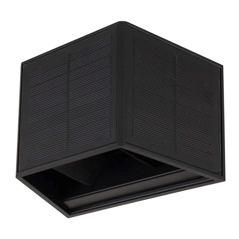 Zwarte solar wandlamp in kubusvorm met geïntegreerd zonnepaneel, schuin vanonder in hoekaanzicht gefotografeerd tegen een witte achtergrond.