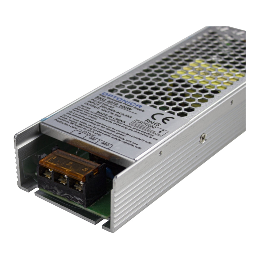 Close-up schuin vooraanzicht van de Optonica LED voeding 100W, 12V DC, metalen behuizing met geperforeerd koelrooster en zichtbare aansluitklemmen.