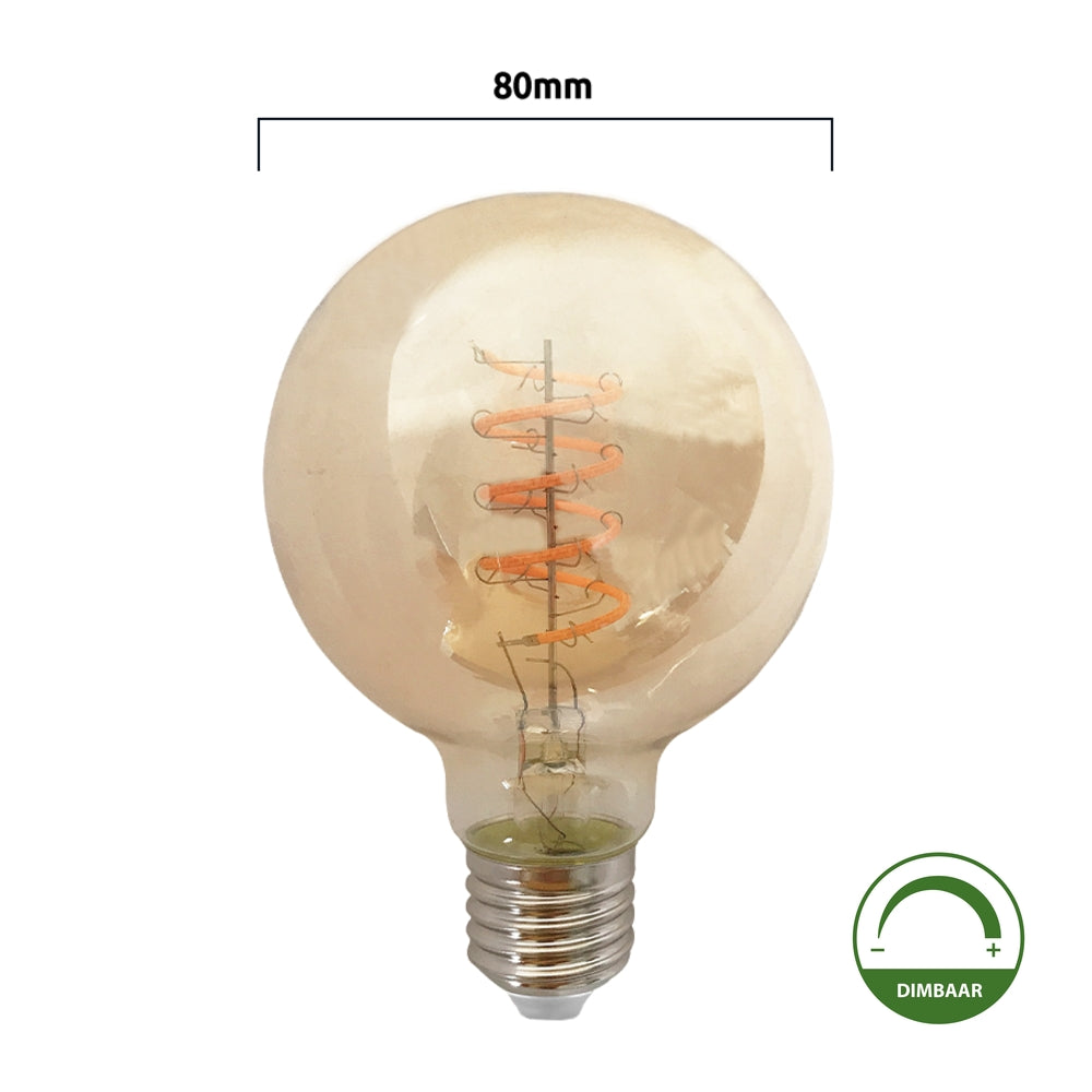 Vooraanzicht van een dimbare LED filament globe lamp met E27 fitting en een diameter van 80mm, met zichtbare spiraalvormige gloeidraad.