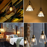 Collage van vier hanglampen in verschillende interieurstijlen; linkerbovenaanzicht van een industriële zwarte draadlamp, rechterbovenaanzicht van twee moderne geometrische hanglampen tegen een beige muur, linksonder een slaapkamer met twee rotan hanglampen naast het bed in een rustieke inrichting, rechtsonder close-up van drie glazen industriële hanglampen met zichtbare filamentlampen tegen een bakstenen muur.