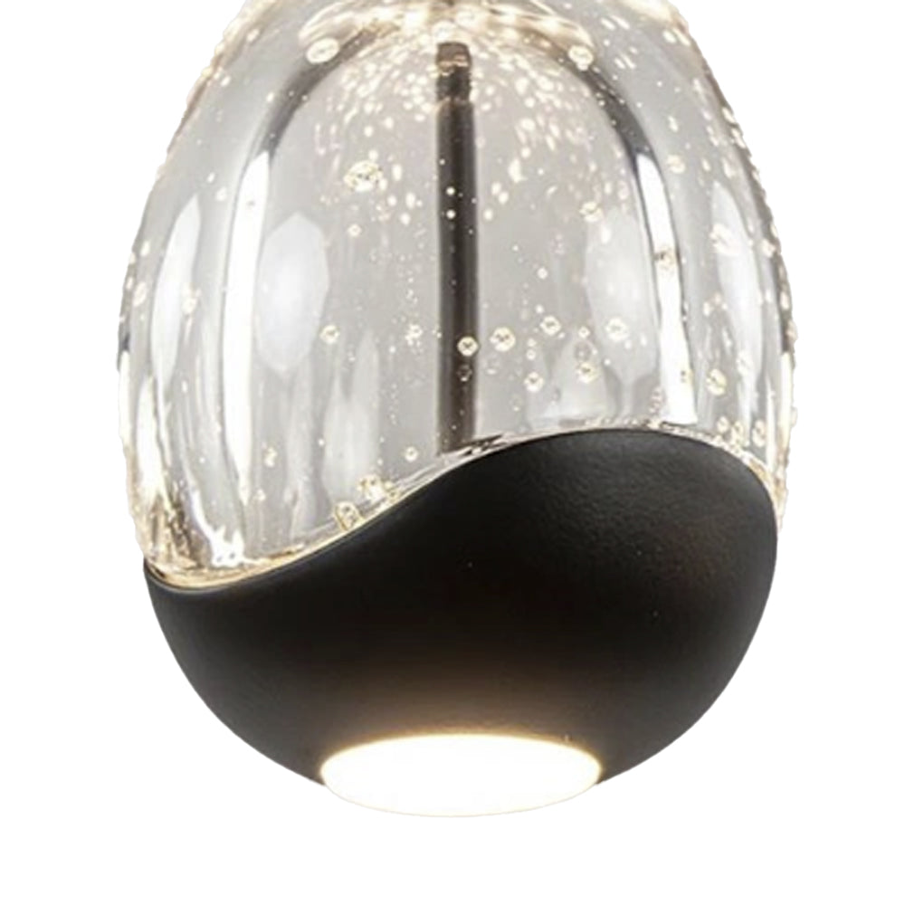 Close-up van een moderne hanglamp met bolvormig ontwerp, bubbelglas en zwarte onderzijde, gezien van schuin onderaanzicht.