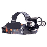 LED hoofdlamp met drie verstelbare lenzen en elastische hoofdband, schuin vooraanzicht.