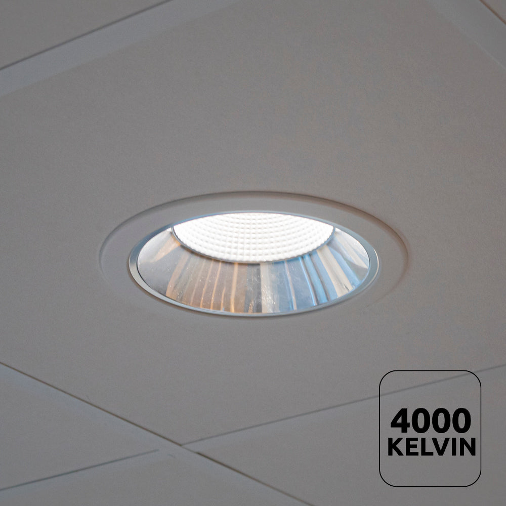 Ingebouwde LED downlight in systeemplafond, stralend neutraal wit licht van 4000 Kelvin, onderaanzicht van de gemonteerde plafondspot.