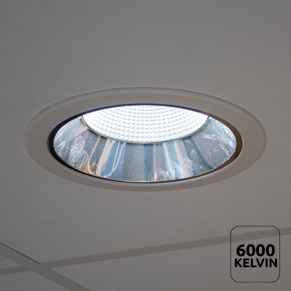LED inbouw downlight met koel wit licht van 6000 Kelvin, gemonteerd in systeemplafond, onderaanzicht.