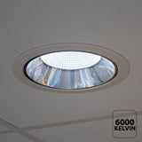 LED inbouw downlight met koel wit licht van 6000 Kelvin, gemonteerd in systeemplafond, onderaanzicht.