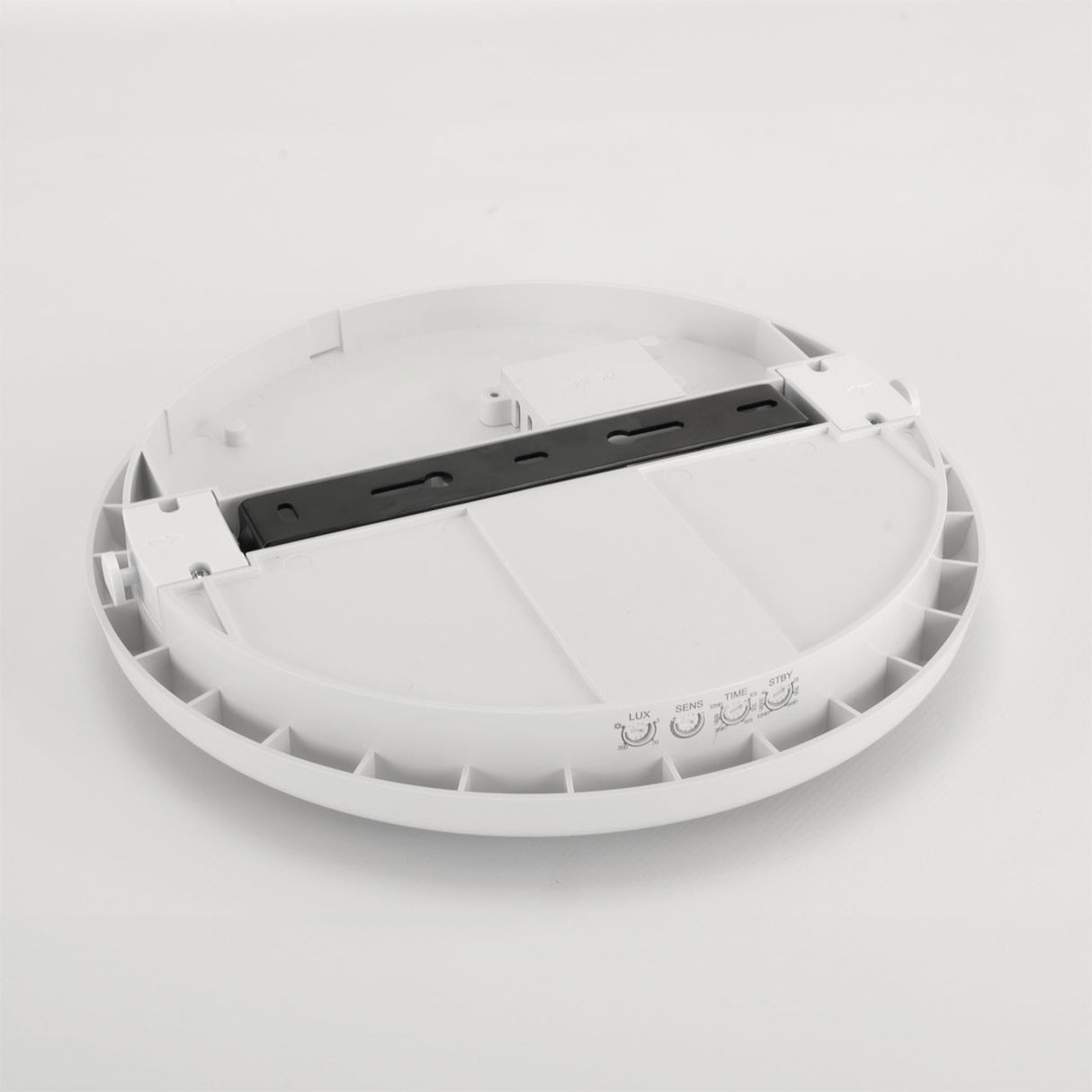Onderzijde van een ronde LED plafondlamp met geïntegreerde bewegingssensor, zichtbaar zijn de bevestigingsbeugel en instelknoppen voor LUX, gevoeligheid, tijd en standby-modus.
