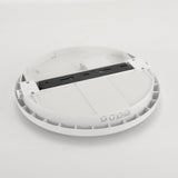 Onderzijde van een ronde LED plafondlamp met geïntegreerde bewegingssensor, zichtbaar zijn de bevestigingsbeugel en instelknoppen voor LUX, gevoeligheid, tijd en standby-modus.