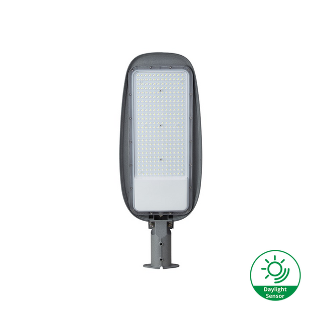 LED straatlamp met geïntegreerde daglichtsensor, vooraanzicht, grijs armatuur met brede lichtmodule bestaande uit meerdere LED's.