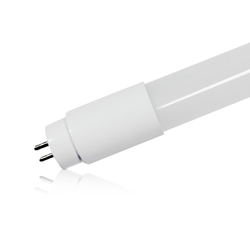 Close-up zijaanzicht van een witte LED TL-buis met G13 fitting en twee metalen pinnen, geschikt voor energiezuinige verlichtingsoplossingen.