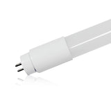 Close-up zijaanzicht van een witte LED TL-buis met G13 fitting en twee metalen pinnen, geschikt voor energiezuinige verlichtingsoplossingen.