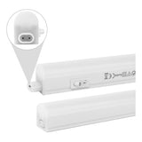 LED onderbouwlamp in wit kunststof met aan/uit-schakelaar, zijdelingse aansluiting en close-up van de 2-polige connector, schuin zijaanzicht.