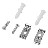 Montageset voor wandclips, bestaande uit twee metalen clips, twee schroeven en twee pluggen, gefotografeerd in bovenaanzicht op een witte achtergrond.