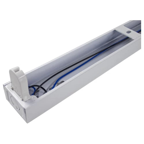 Close-up zijaanzicht van een witte LED TL-armatuur behuizing zonder buis, met zichtbare interne bedrading en montagebeugels.