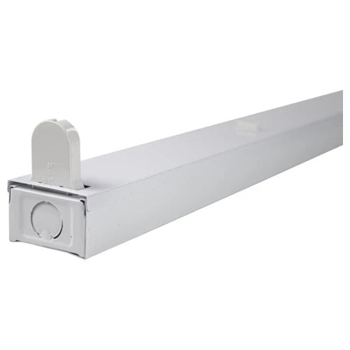 Wit metalen kabelgoot met afdekklep, schuin vooraanzicht met zicht op de afsluitbare zijkant en gladde bovenkant.