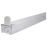 Wit metalen kabelgoot met afdekklep, schuin vooraanzicht met zicht op de afsluitbare zijkant en gladde bovenkant.