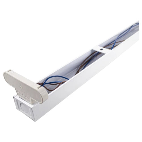 Wit kunststof kabelkanaal met open deksel en zichtbare bedrading, schuin zijaanzicht.