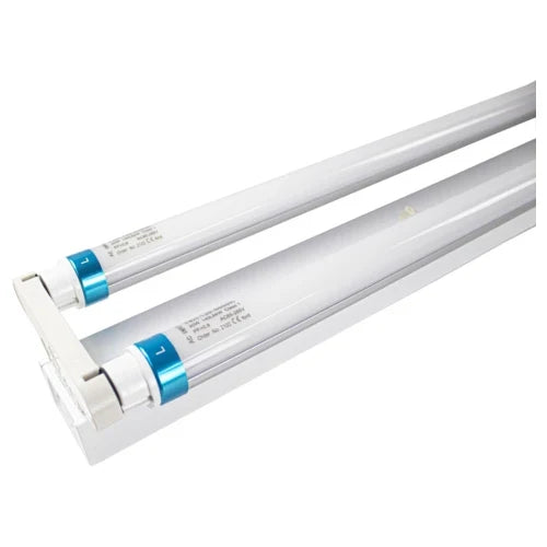 Dubbele LED TL-buis armatuur met witte behuizing, schuine zijaanzichtweergave van de buizen en fitting, geschikt voor industriële of commerciële verlichting.