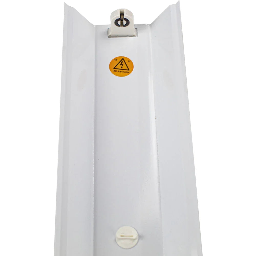 Close-up onderaanzicht van een witte LED TL-armatuur met fitting en waarschuwingssticker voor 230V ingangsspanning.