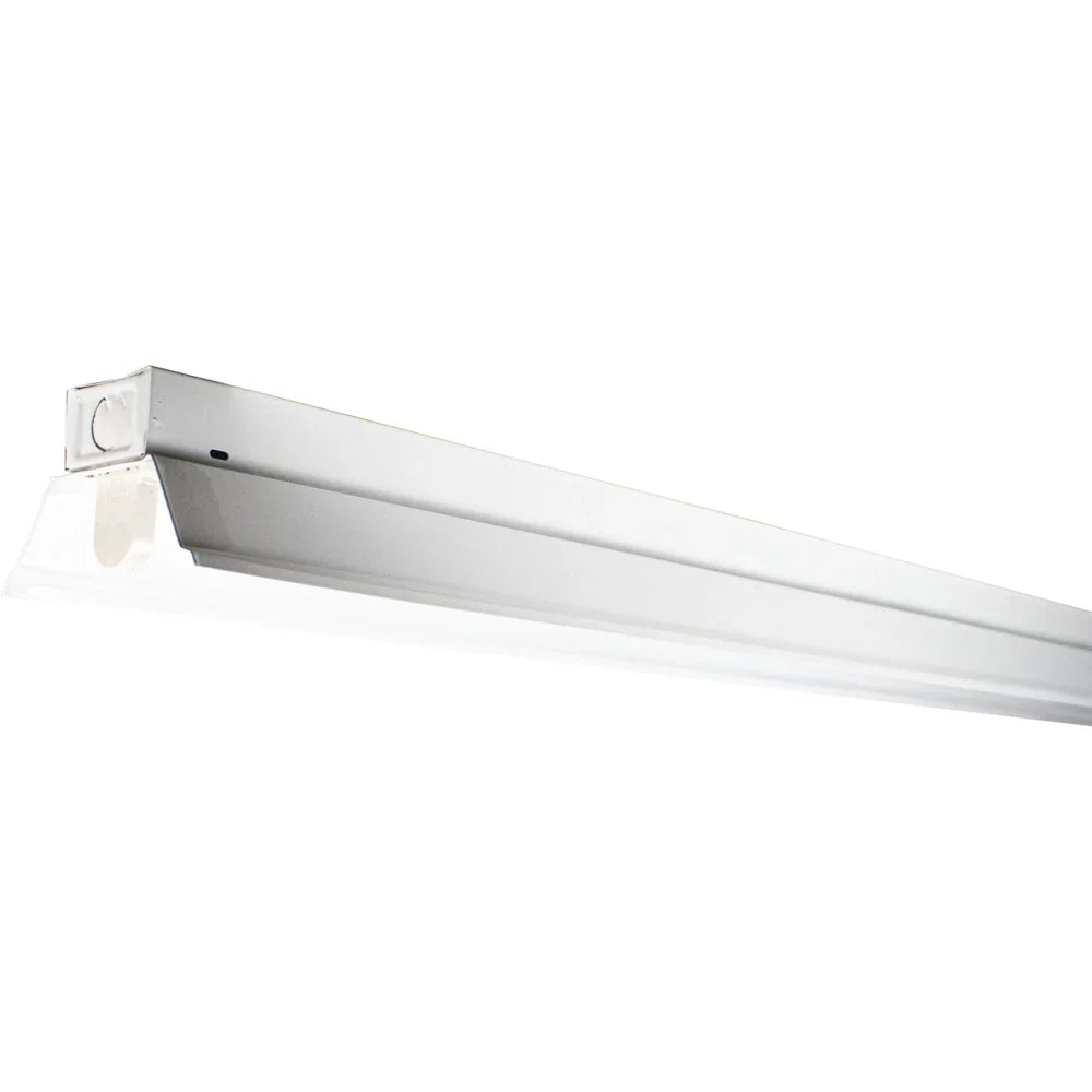 LED TL armatuur 150cm wit – schuin zijaanzicht, toont slank en modern ontwerp met geïntegreerde LED-verlichting voor energiezuinige plafondmontage.